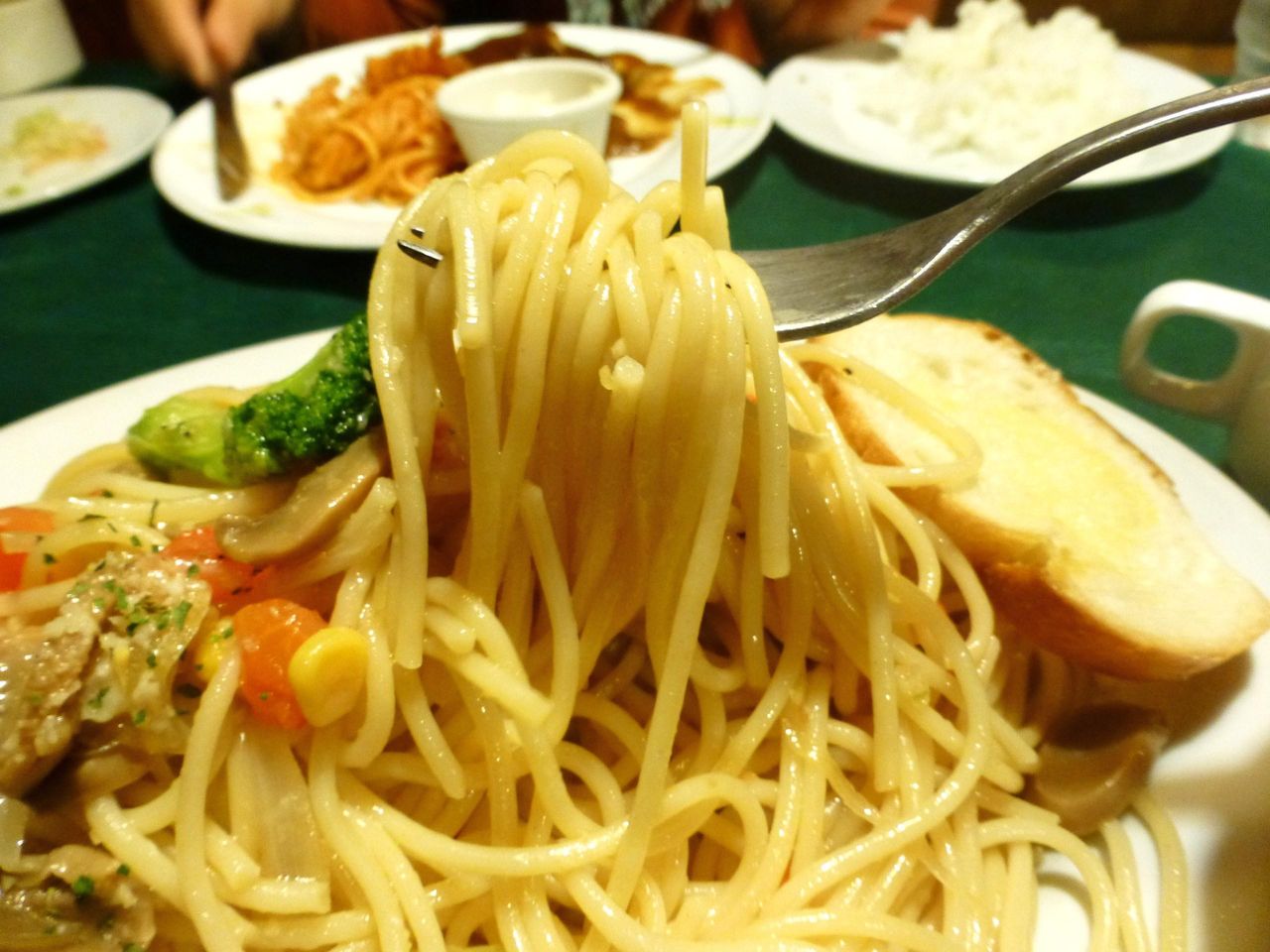オリーブオイルの旨味と唐辛子のピリ辛を効かせてます!