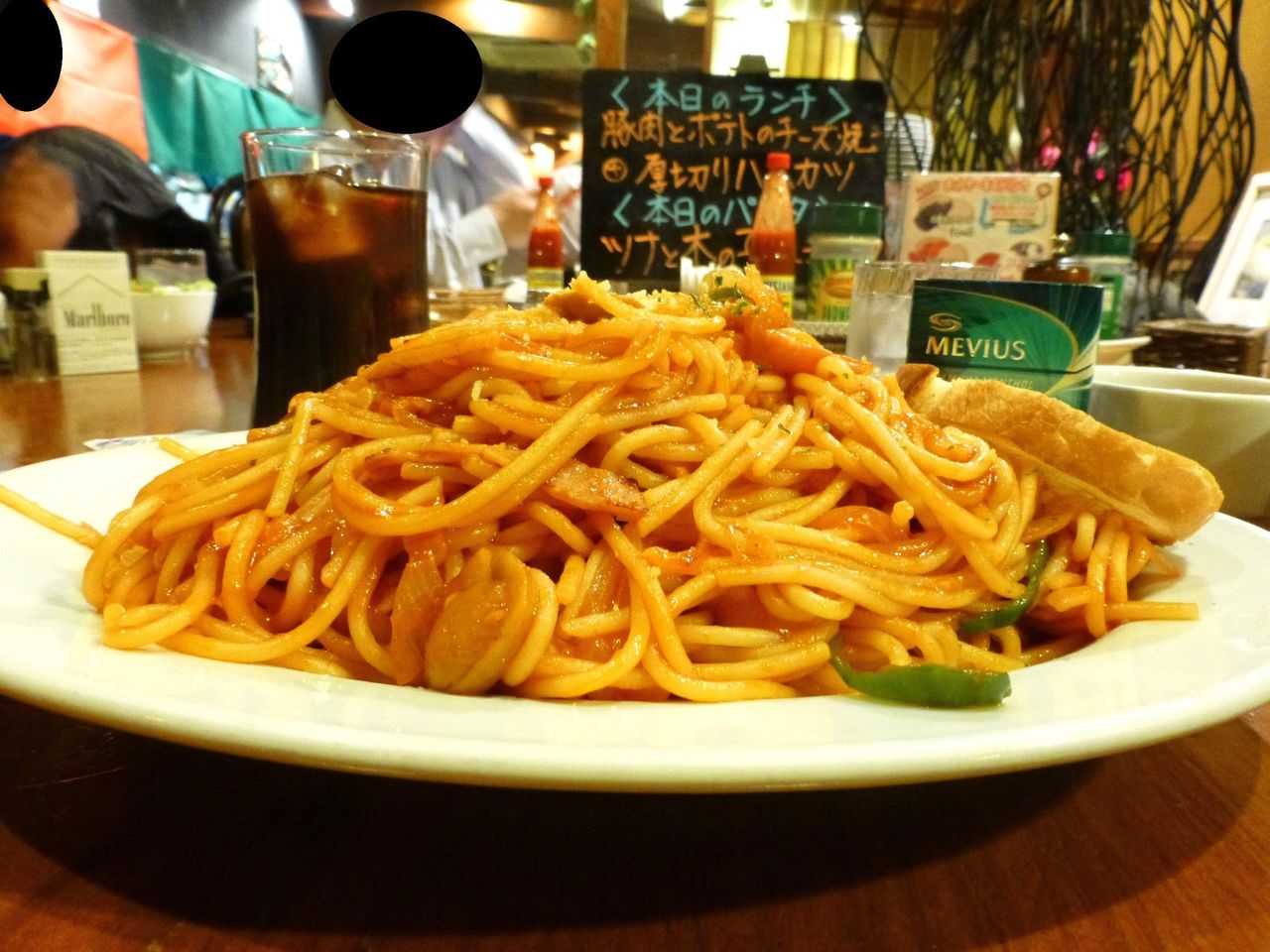 アキバ名物の1キロ超えデカ盛りナポリタン!