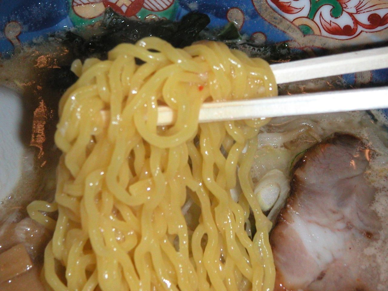 いかにも札幌ラーメンという感じの黄色く縮れた中細麺