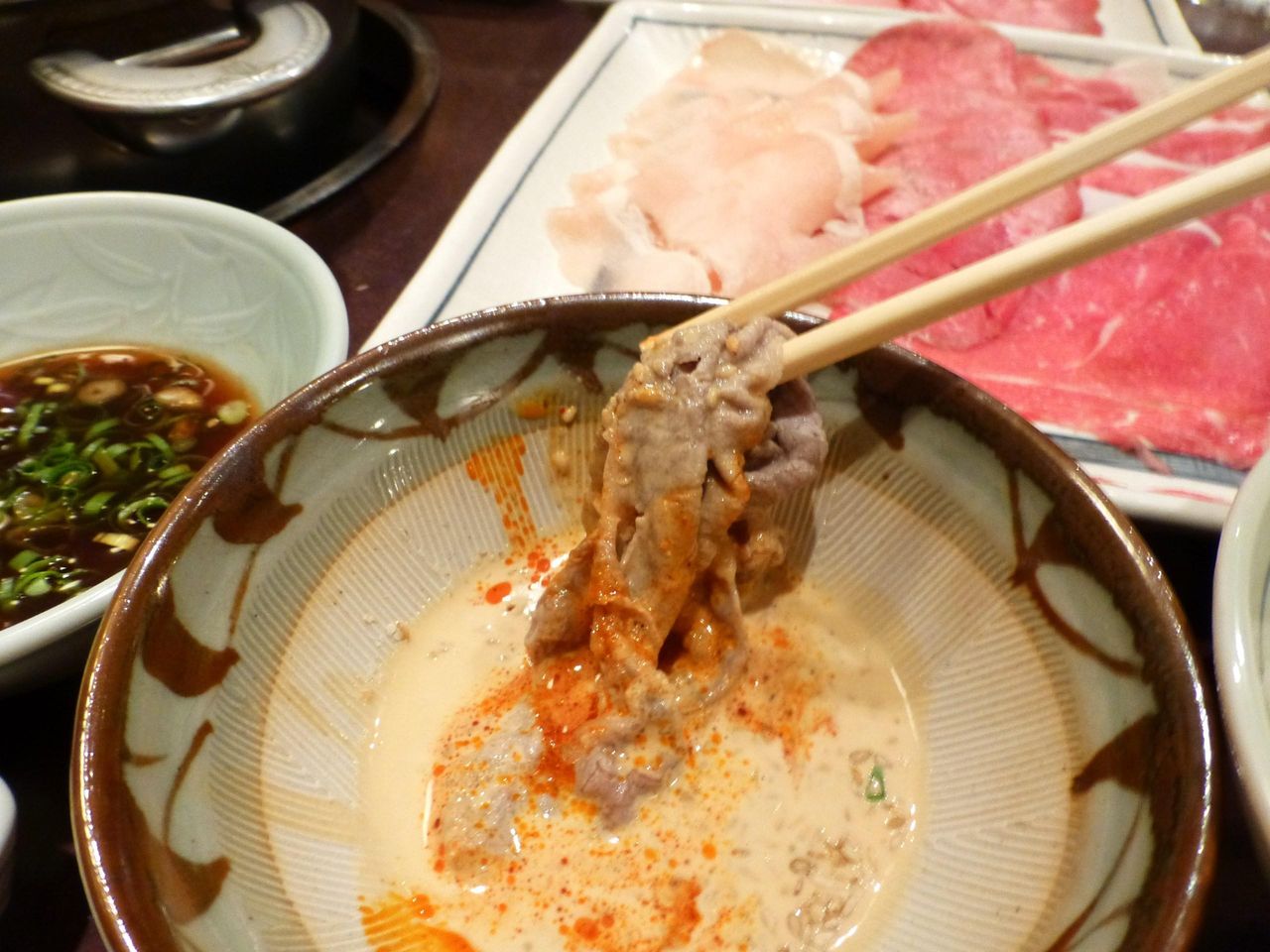 ゴマダレに激辛ダレを加えると、ご飯が進みます!