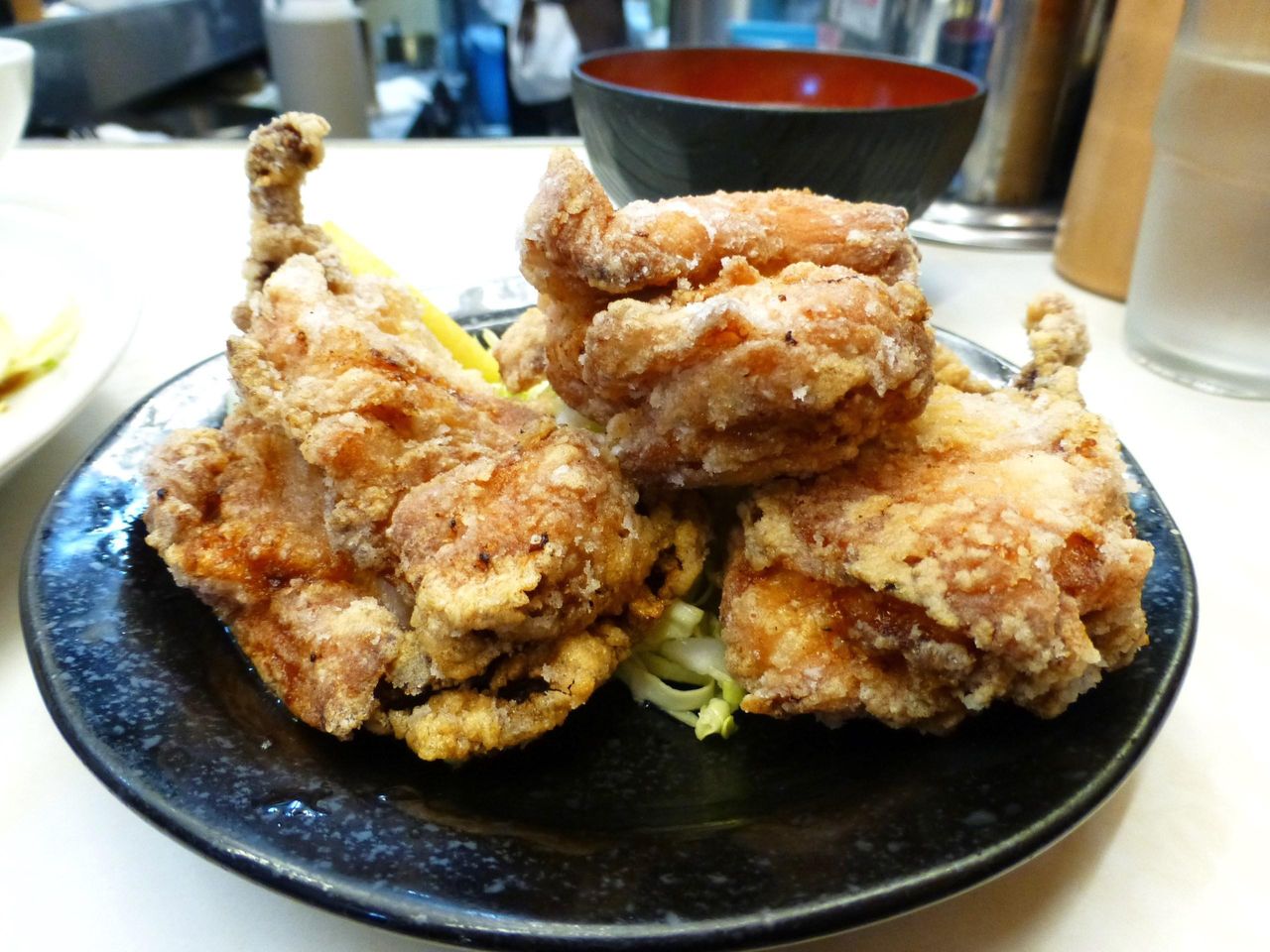 鶏唐揚げは、子どもの握りこぶしサイズが3個も!