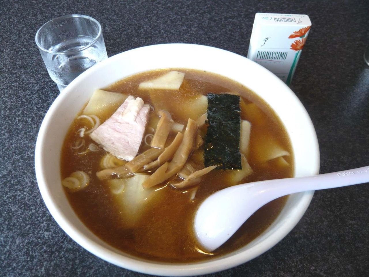鴻巣市のご当地グルメ、来集軒の川幅ラーメン650円