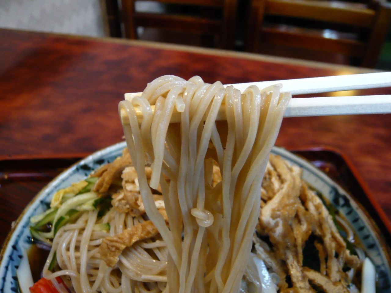 細めの蕎麦は、硬めの茹で加減でコシがあります!