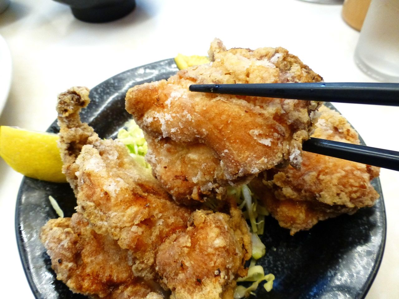 揚げ立て熱々の鳥唐揚げは、ジューシーでとても美味しい!