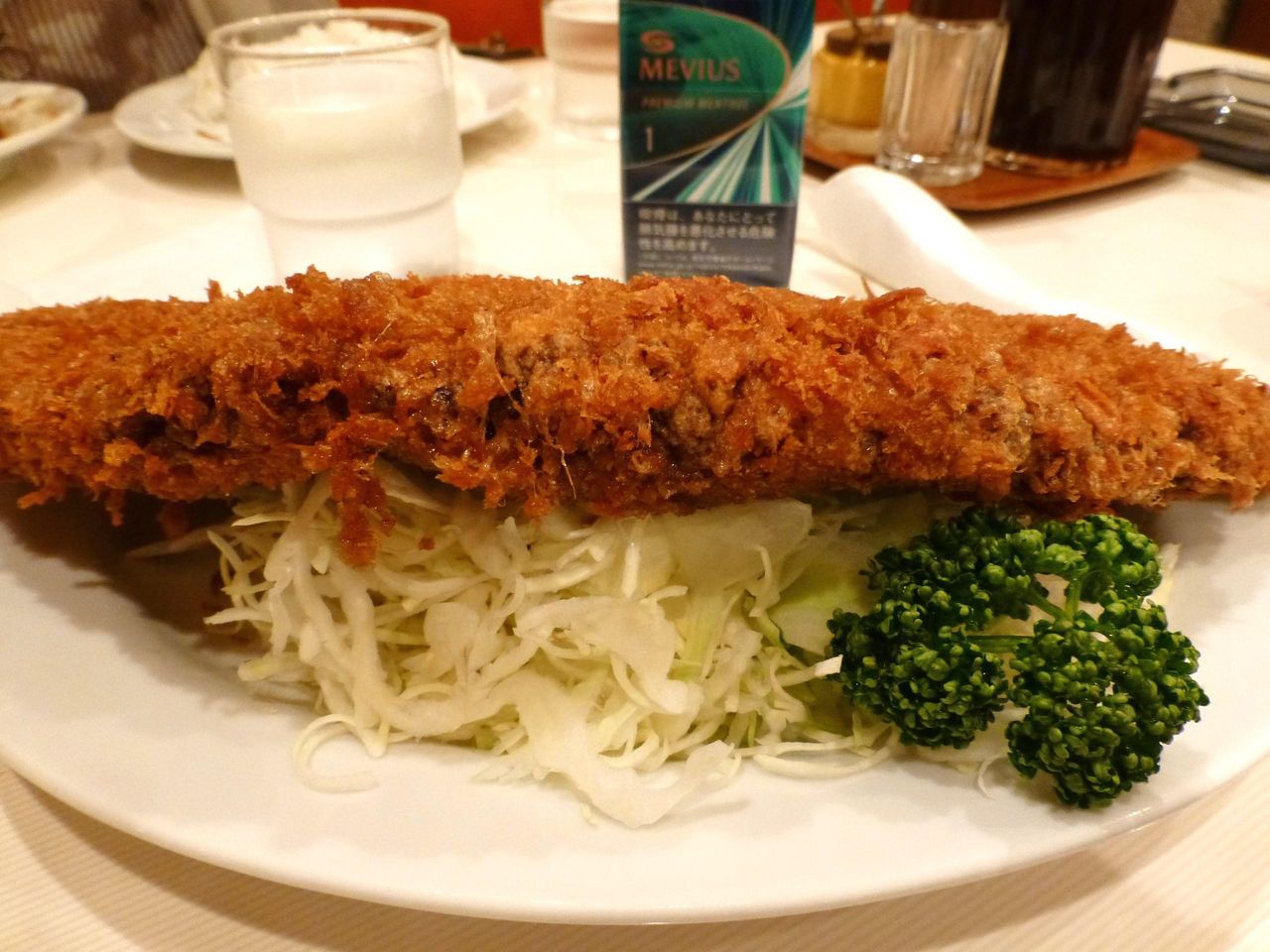 メンチカツ(L)は、厚さも2センチ以上あります!