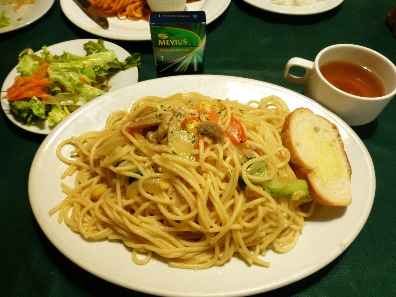 総重量は1キロ超え!季節野菜のペペロンチーノ大盛870円!