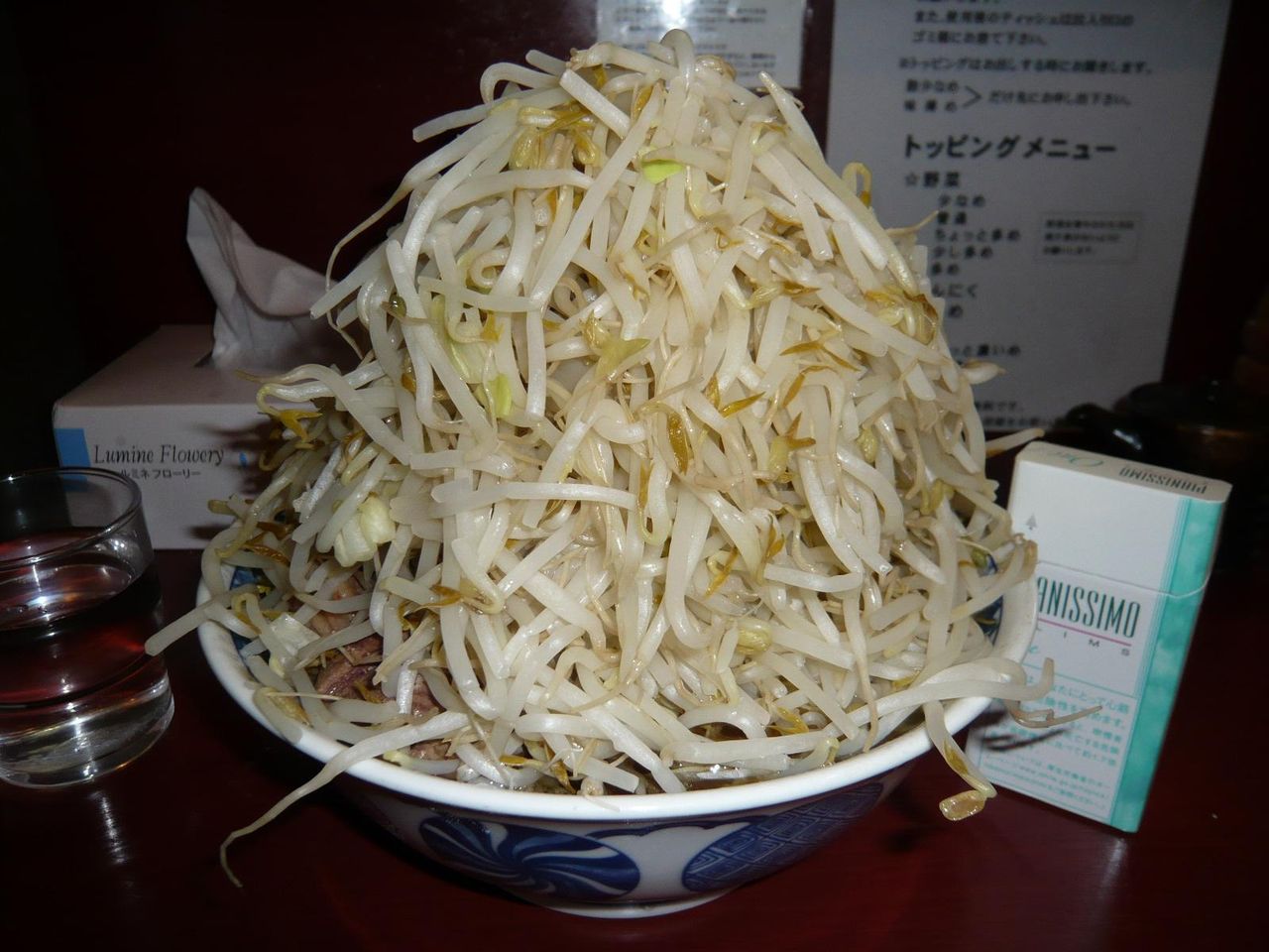 直径20センチの丼にモヤシがてんこ盛りです!