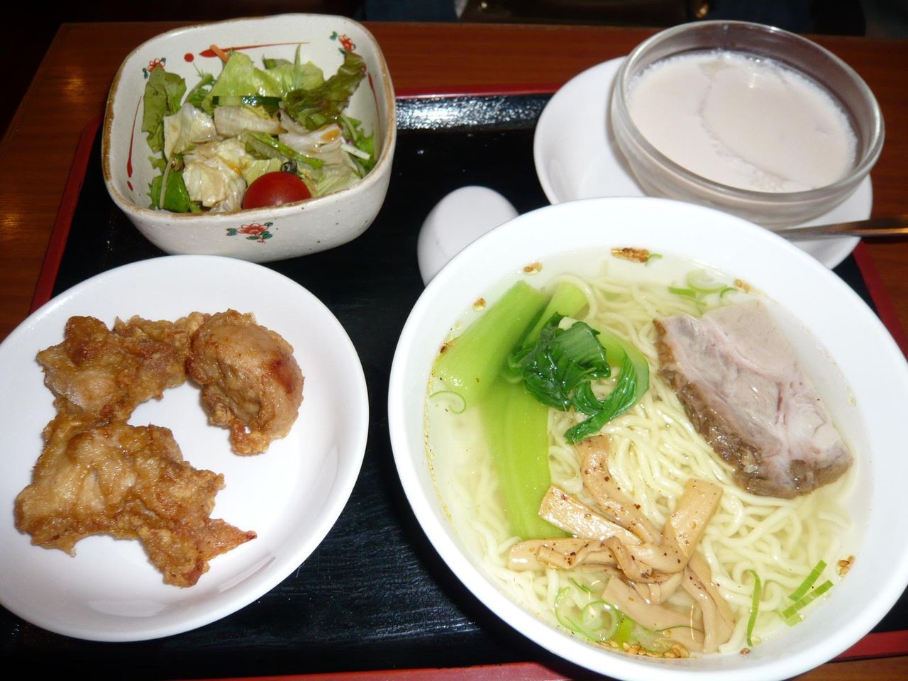 4品800円ランチ・・・塩ラーメン、鶏唐揚げ、サラダ、杏仁豆腐