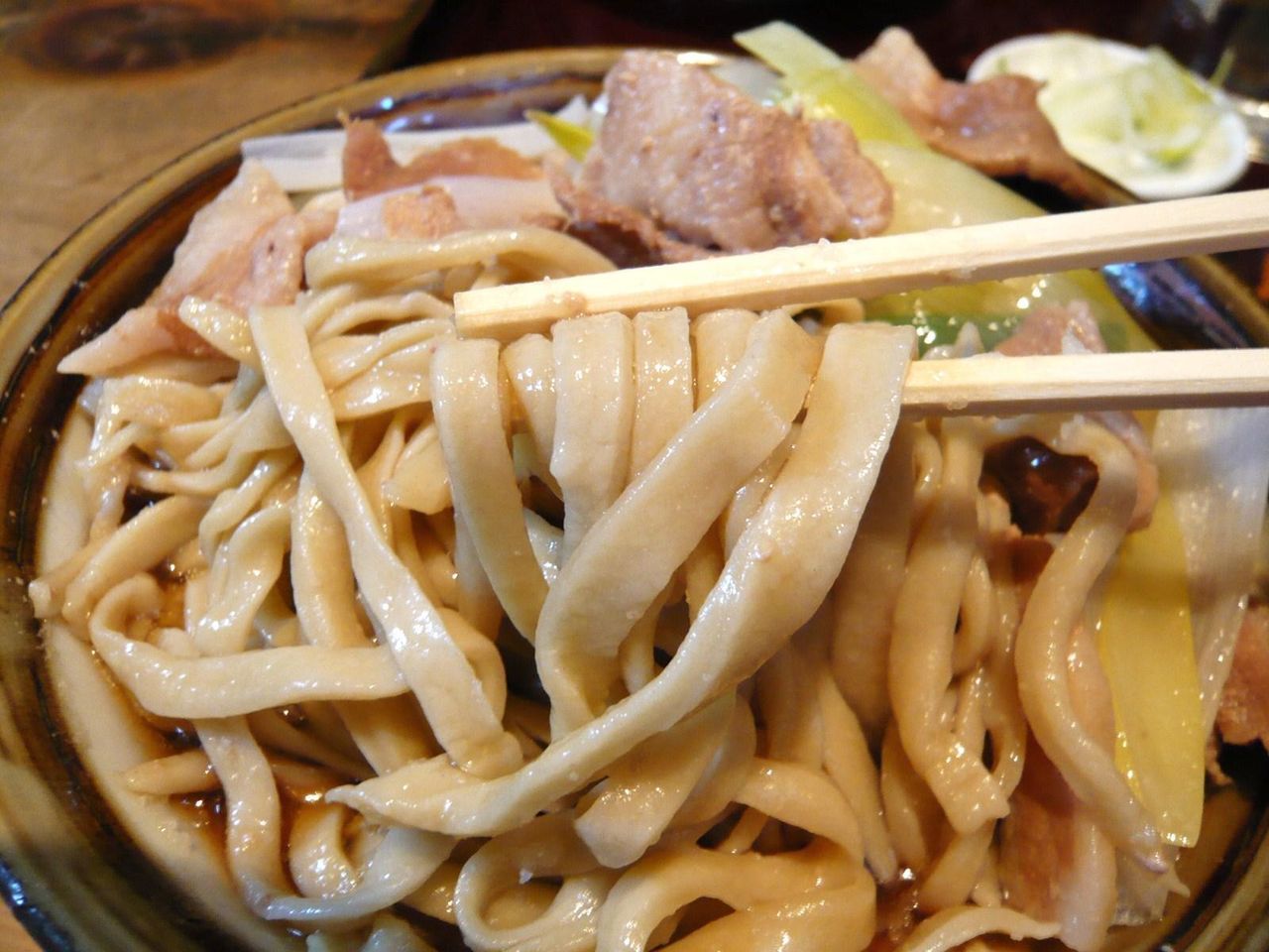 凶暴な日本蕎麦は、コシが強く、ボキボキのゴワゴワ!