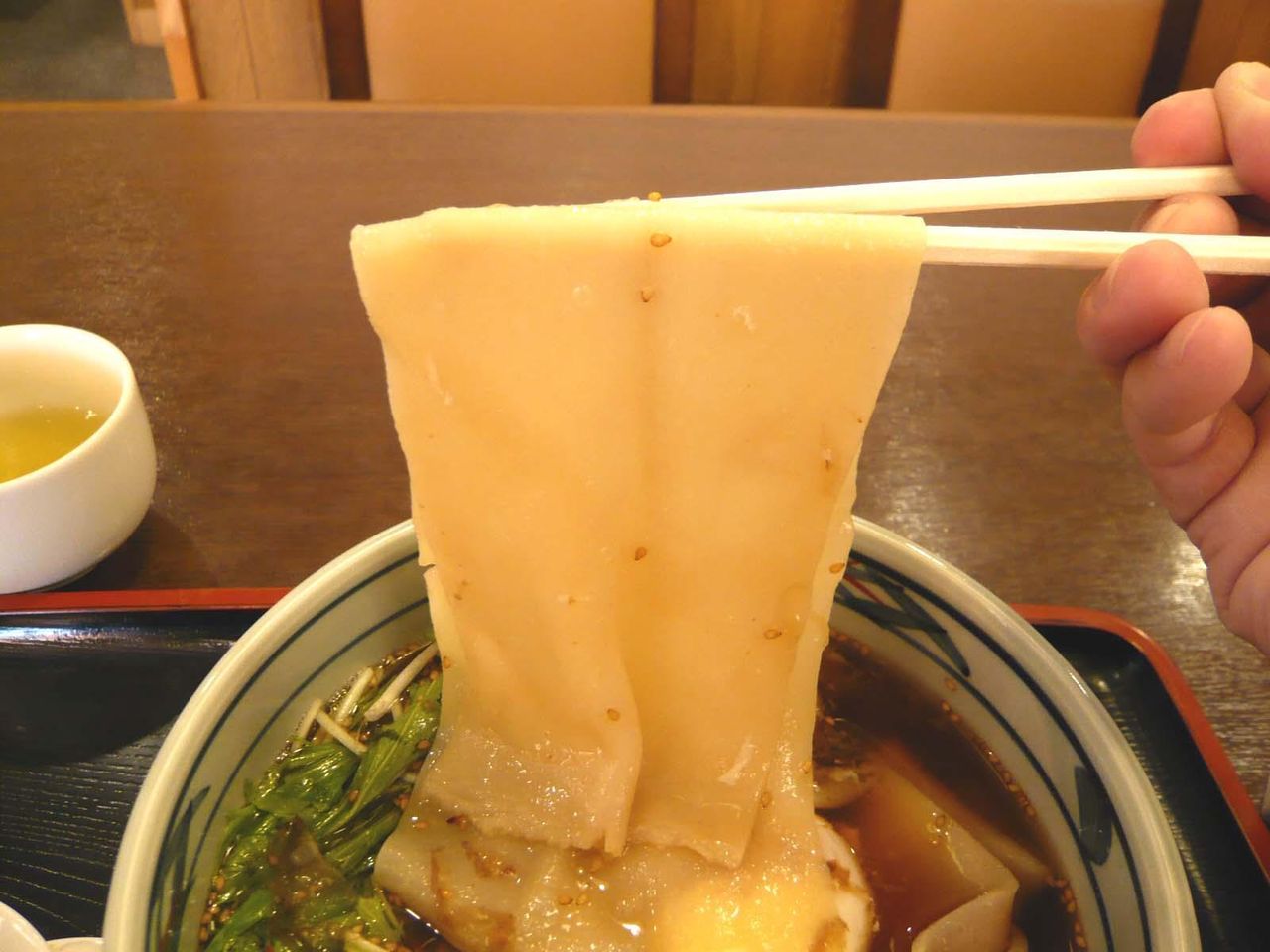 ゲゲゲの鬼太郎の一反木綿のような、長木屋の川幅うどん!