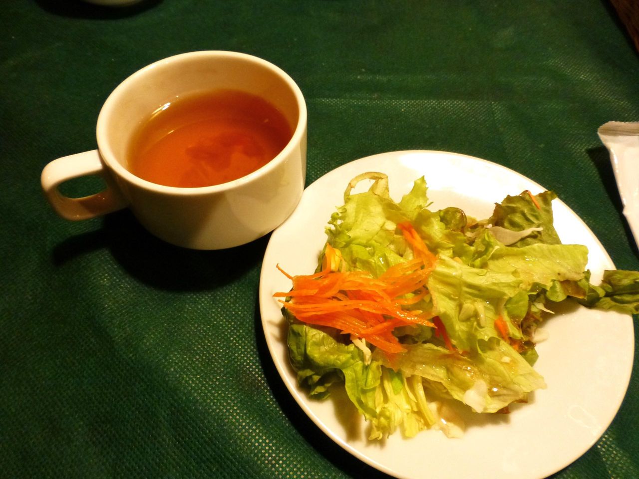 オニオンスープとサラダも付いてます!