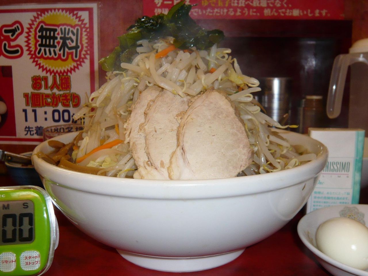 15分で完食すると無料!・・・ジャンボラーメン800円