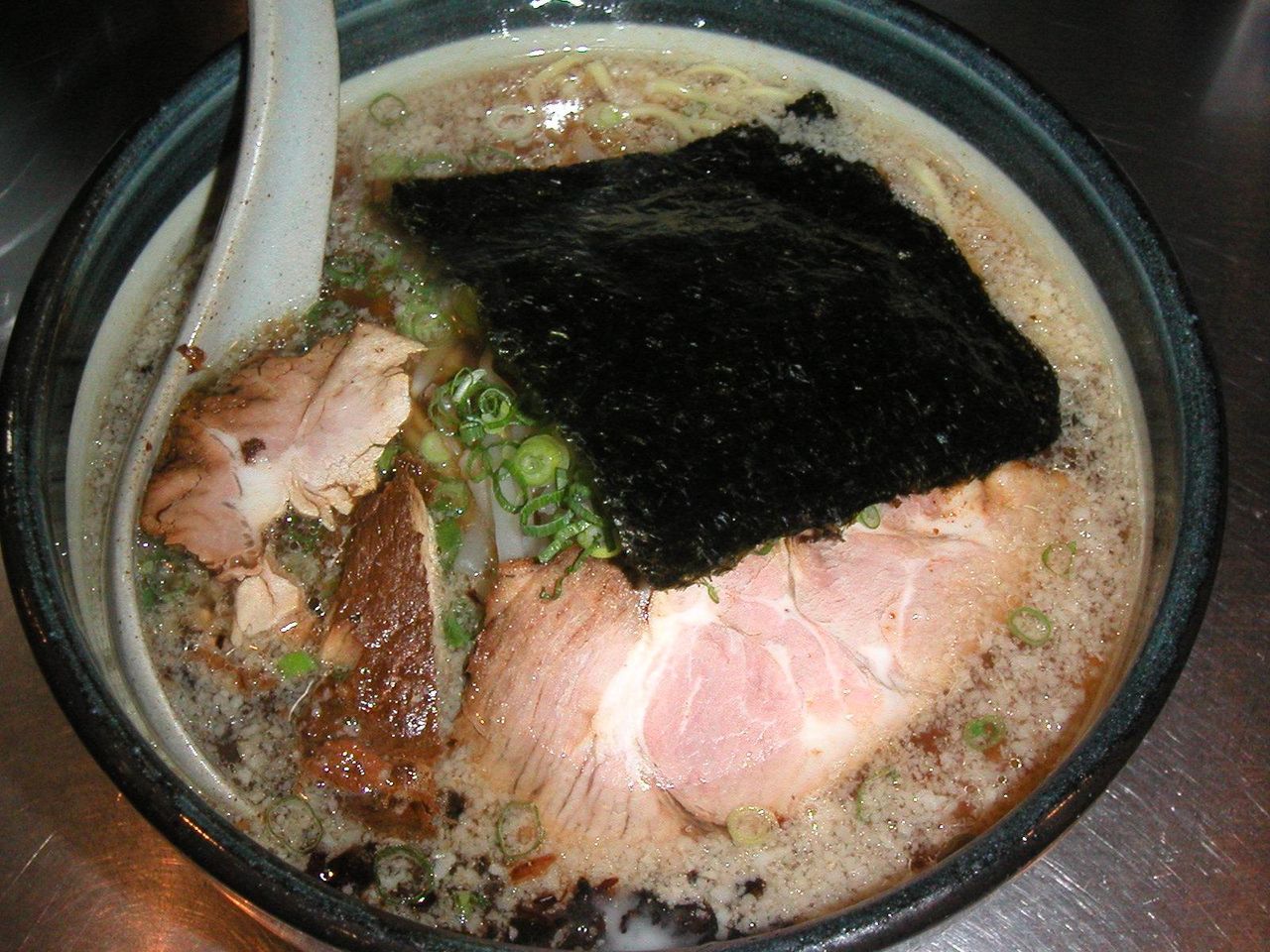 巨大なレンゲにビックリ!醤油ラーメン大盛(ランチ)600円