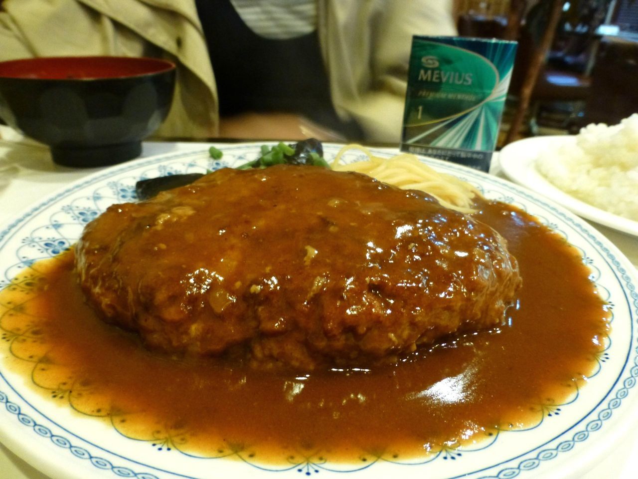 ハンバーグは、直径15センチ×厚さ3センチ!