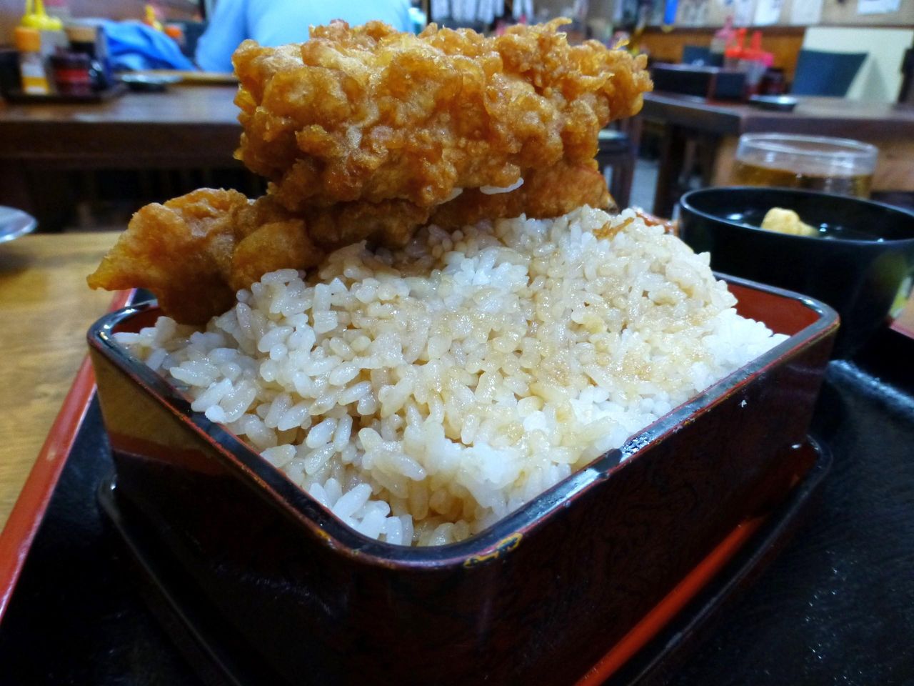 大盛は重箱のフチより高くご飯を盛り付けます!