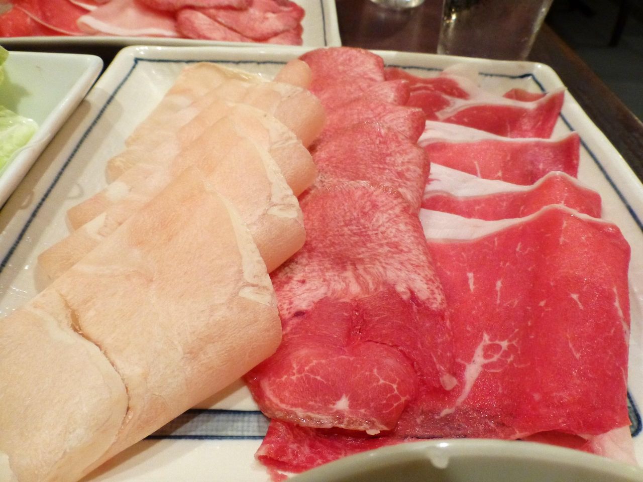 三種盛合せセット1,150円は、3種類の肉を選べてお得です!