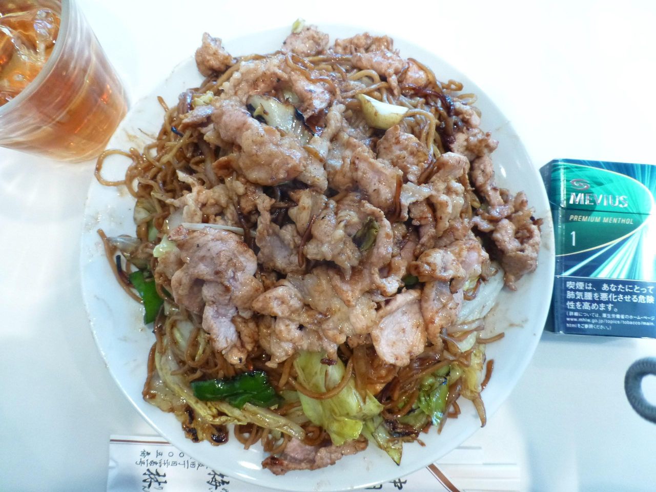 肉ソース焼きそば大盛は、直径23センチのデカ皿を使用!