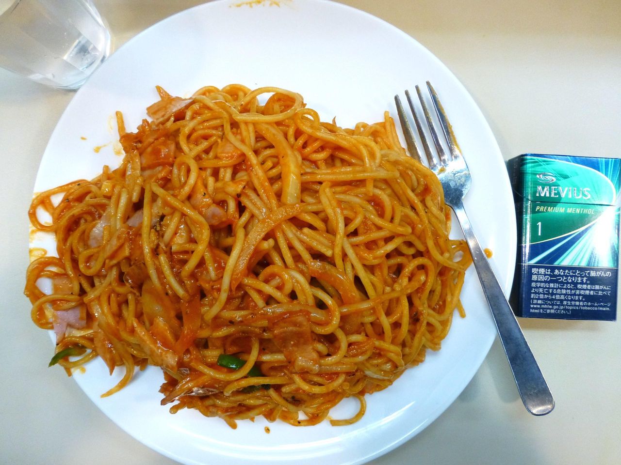 ナポリタン大盛は、直径26センチのデカ皿を使用!