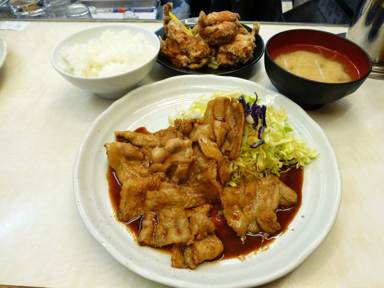 E定食930円(豚バラ生姜焼き&鶏唐揚げ)