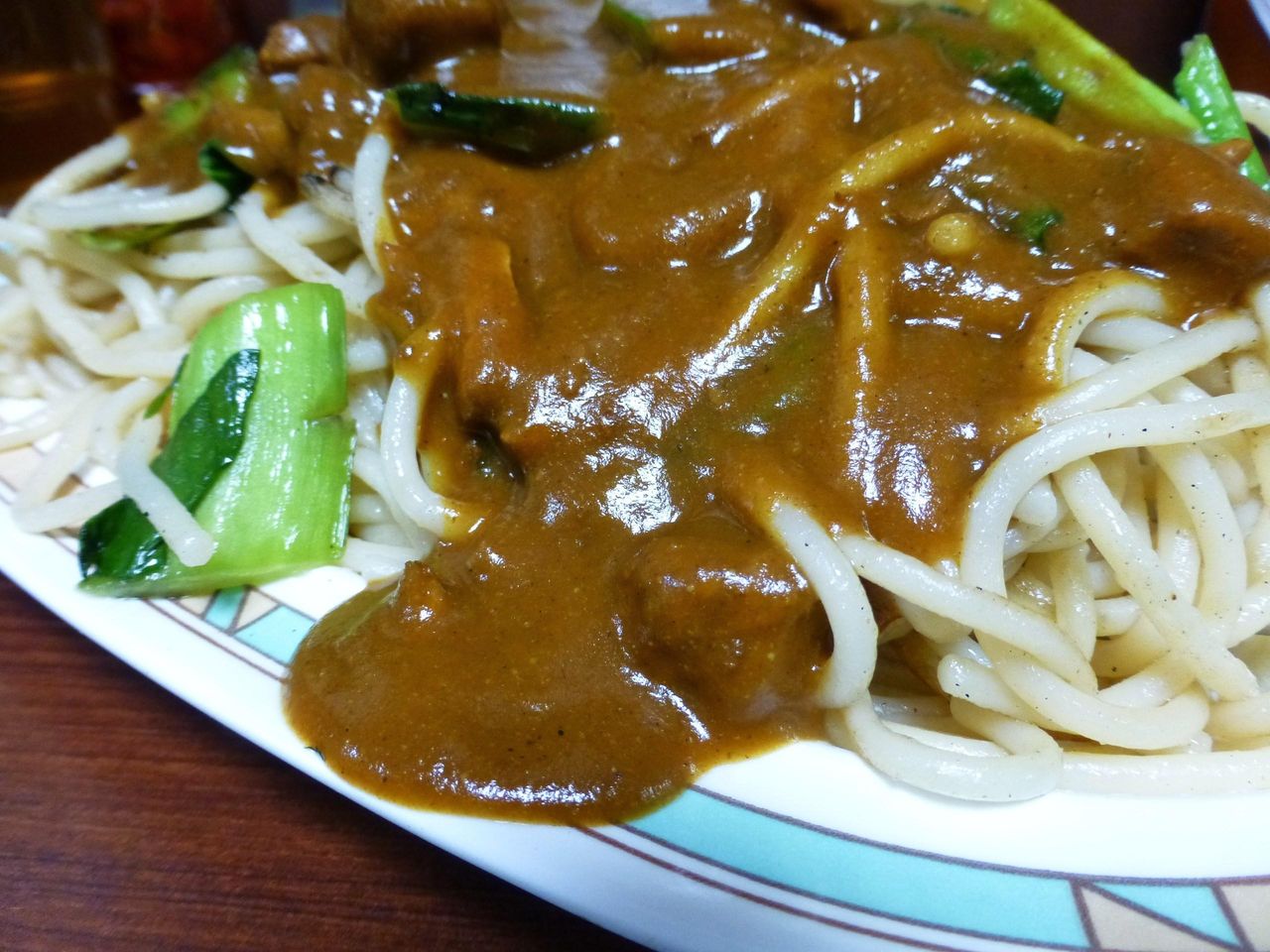 カレーがお皿からこぼれそうな、ワイルドな盛り付け!