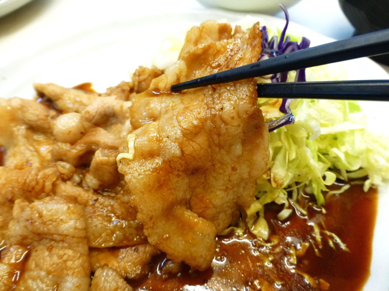 豚バラ肉を使用した、脂身多めの生姜焼きです!