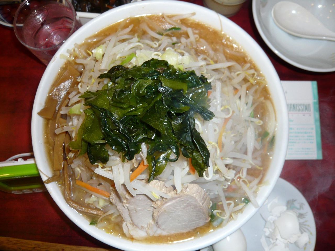 洗面器のような丼は、直径25センチ!