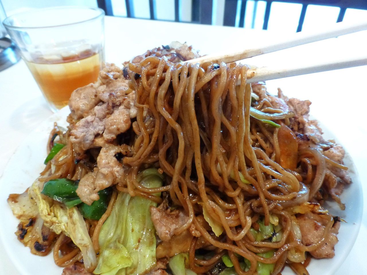 豚肉の脂でコーティングされて、コッテリ濃厚な味わい!