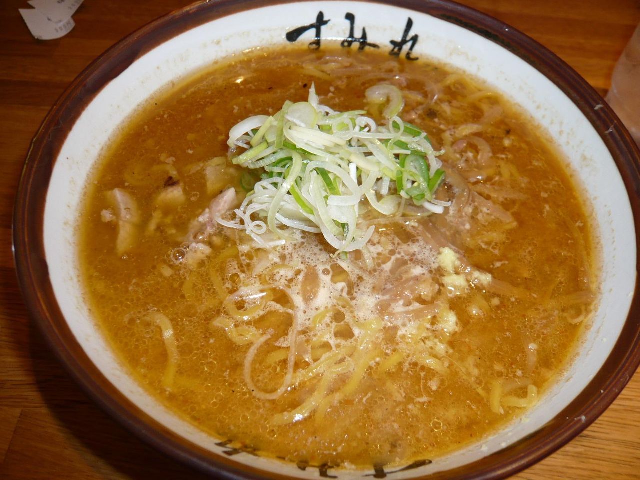行列店「すみれ」の味噌ラーメン900円