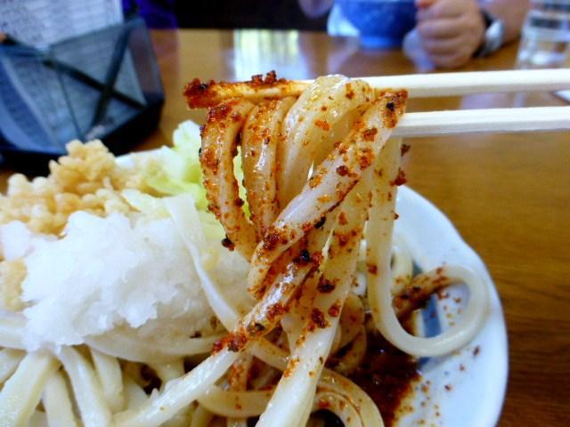 真っ赤な「辛味」を混ぜると、激辛うどんを楽しめます!