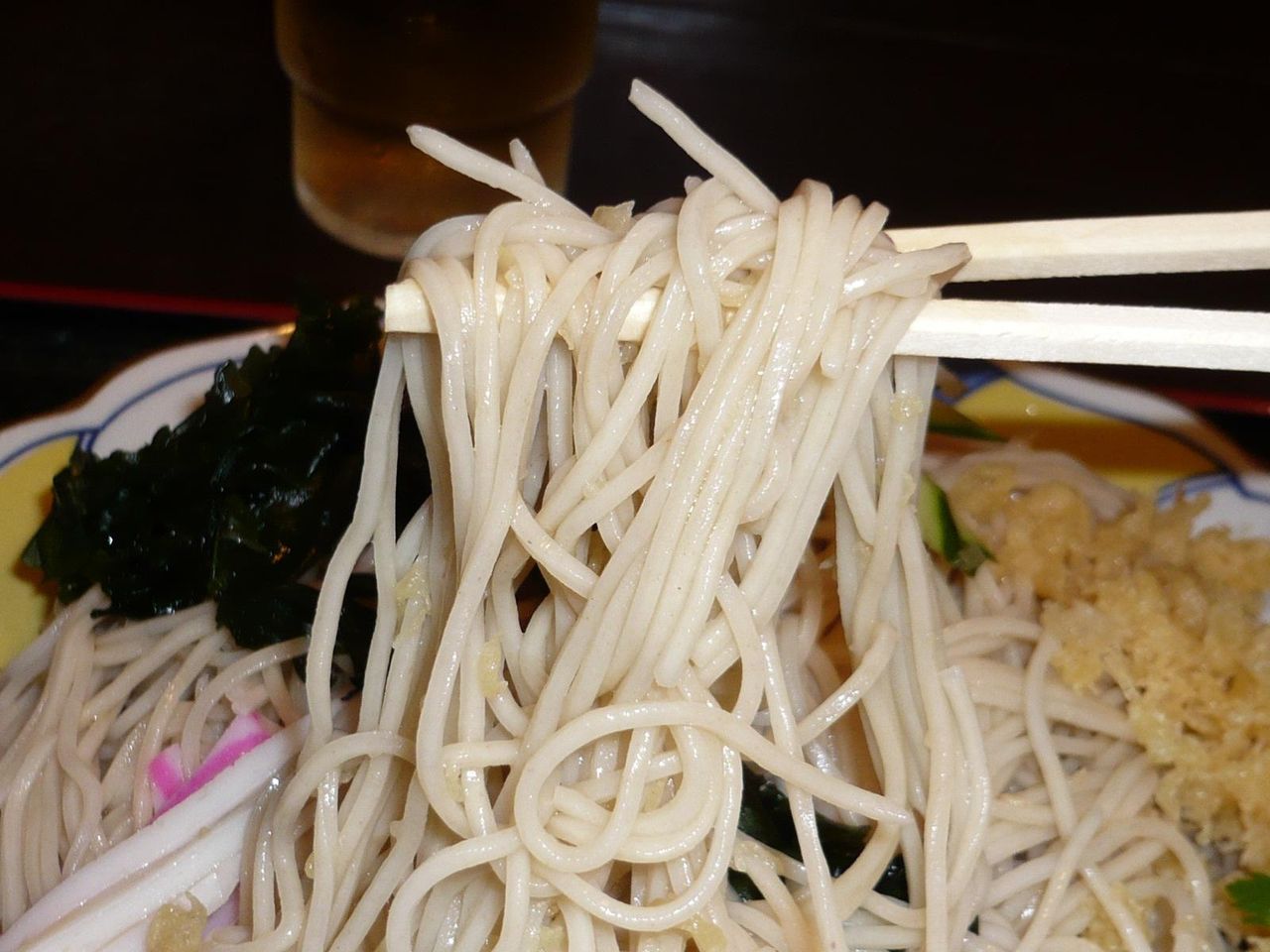 極細の蕎麦は、硬めの茹で加減でコシがあります!