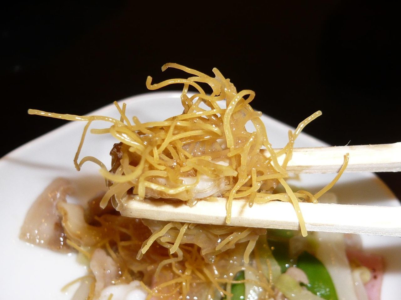 極細麺は、香ばしくパリパリの食感!