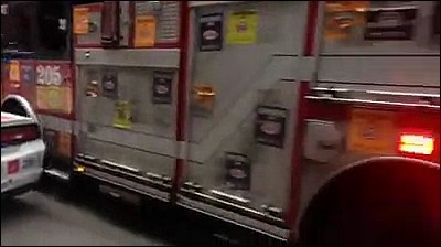 消防車がパトカーや一般の車を破壊しながら通る_000035532