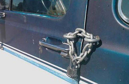 【画像】修理方法が驚異的に雑すぎて、凄いことになってる自動車の数々!!の画像(28枚目)