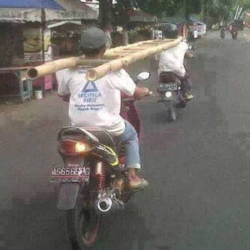 もはや職人技!?自動車やバイクで凄いものを運んでる画像の数々!!の画像(20枚目)