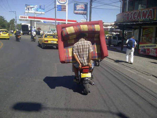 もはや職人技!?自動車やバイクで凄いものを運んでる画像の数々!!の画像(26枚目)