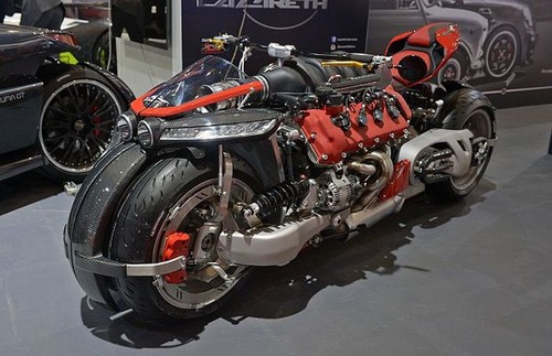 バイク?エンジン?4700ccのエンジン搭載の化け物のようなバイク!!の画像(2枚目)