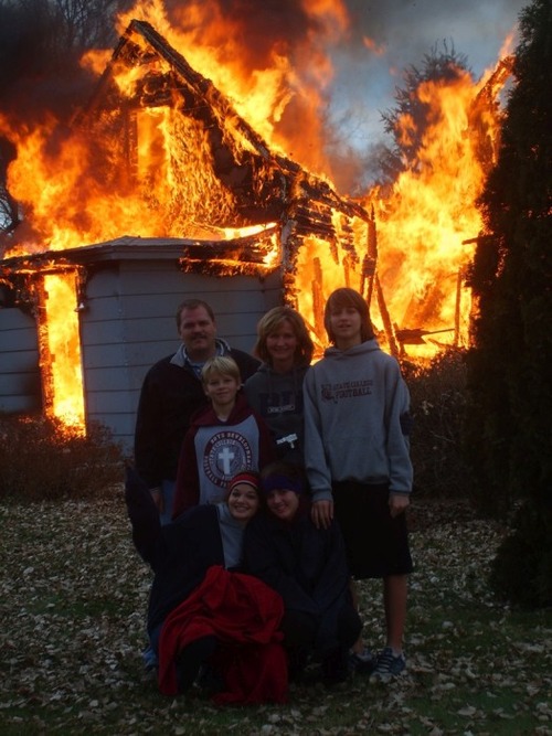 もうお手上げ!火事をバックに記念撮影してる画像の数々!!の画像(2枚目)
