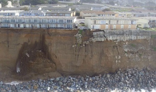 【画像】海沿いの崖が崩れて崩落中のカリフォルニアの町が怖すぎる!!の画像(2枚目)