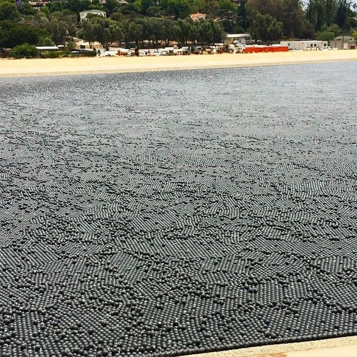 【画像】ダムに20000個の謎のボールを投入して、水面が真っ黒になっている!!の画像(4枚目)