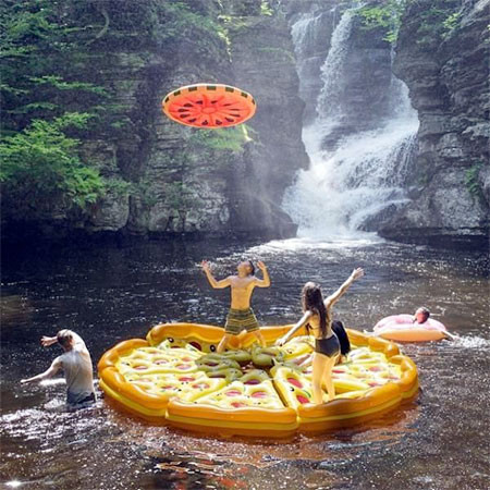 水辺で楽しい!たくさん合体するピザ型のフロートマットが面白い!!の画像(5枚目)