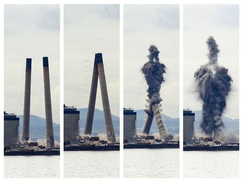 【動画】スコットランドの発電所の2本の煙突の破壊方法が凄まじいwwwの画像(1枚目)