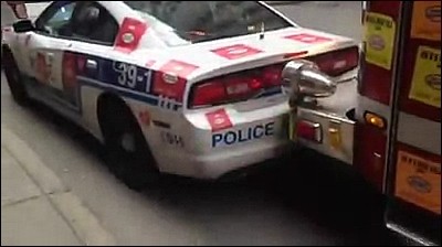 消防車がパトカーや一般の車を破壊しながら通る_000013511
