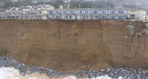 【画像】海沿いの崖が崩れて崩落中のカリフォルニアの町が怖すぎる!!の画像(13枚目)