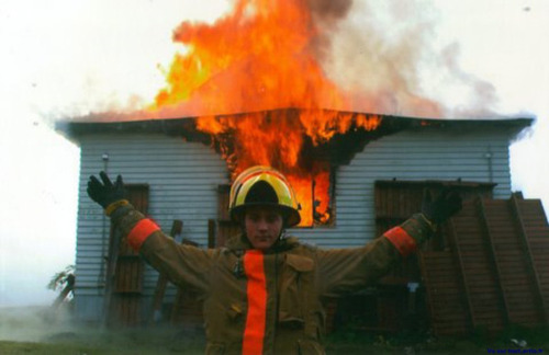 もうお手上げ!火事をバックに記念撮影してる画像の数々!!の画像(17枚目)