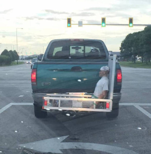 もはや職人技!?自動車やバイクで凄いものを運んでる画像の数々!!の画像(9枚目)