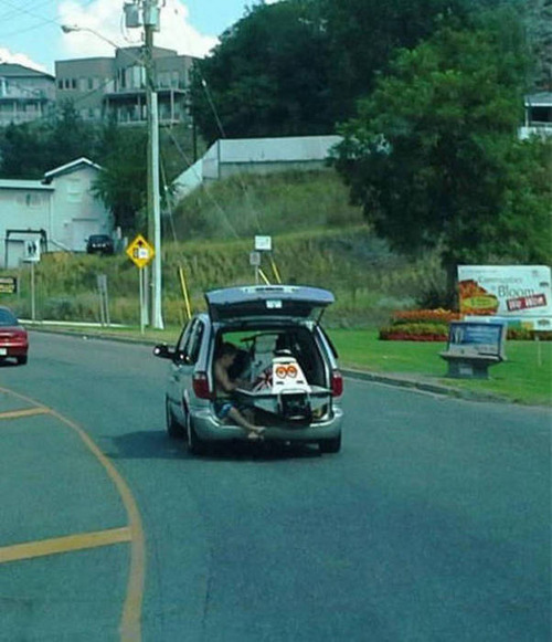 もはや職人技!?自動車やバイクで凄いものを運んでる画像の数々!!の画像(3枚目)