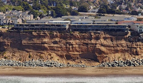 【画像】海沿いの崖が崩れて崩落中のカリフォルニアの町が怖すぎる!!の画像(12枚目)