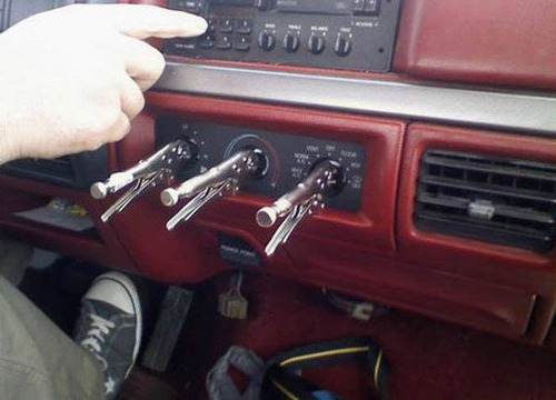 【画像】修理方法が驚異的に雑すぎて、凄いことになってる自動車の数々!!の画像(13枚目)