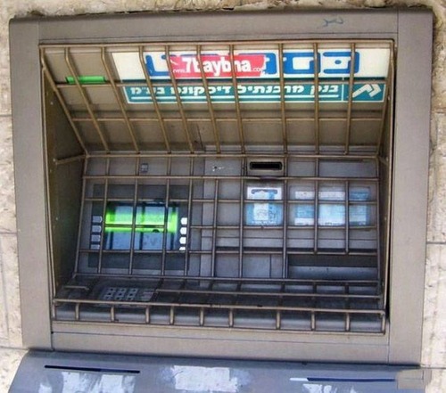 ヤバイ銀行のATMの画像(4枚目)