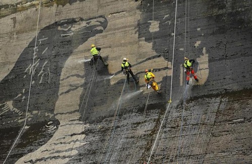 環境破壊ゼロ??ダムの壁面に高圧洗浄機で描かれたアートが凄い!!の画像(2枚目)